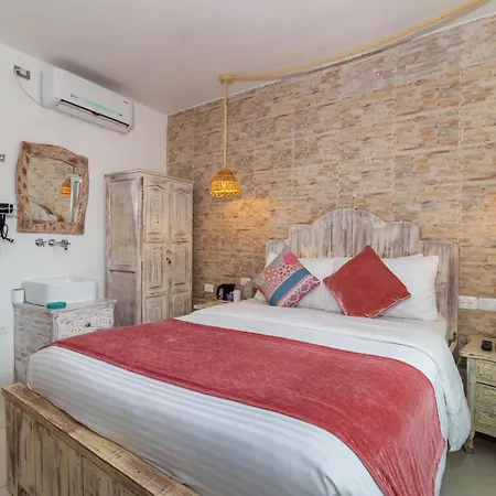 Voila Signature Casa Isabel Hotel 4*