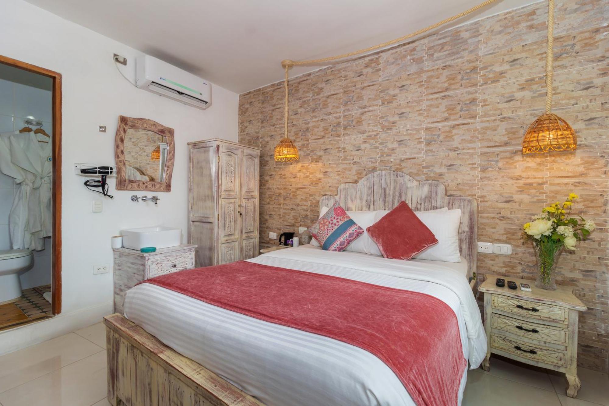 Voila Signature Casa Isabel Hotel 4*